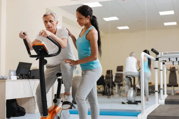 Düz görünen ciddi gri saçlı adam