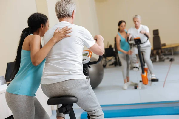 Bakifrån av manlig person som svarvning pedaler — Stockfoto