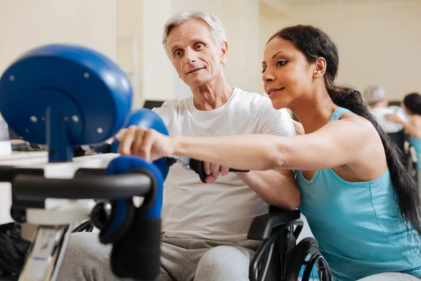 Değerlerinde arıyorum memnun gri saçlı ziyaretçi