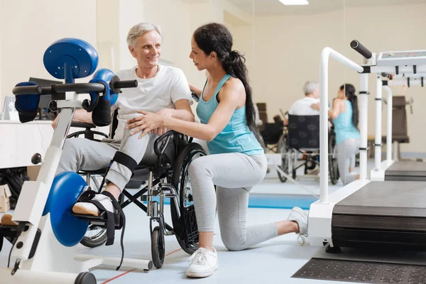 Positieve blij senior man kijken naar zijn trainer — Stockfoto