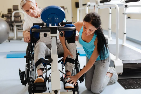 Özenli kadın kişi ayağa kalkmaya ona müşteri yardım