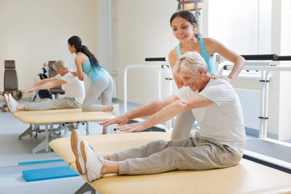 Germe egzersizleri yapıyor olumlu mutlu emeklilik — Stok fotoğraf