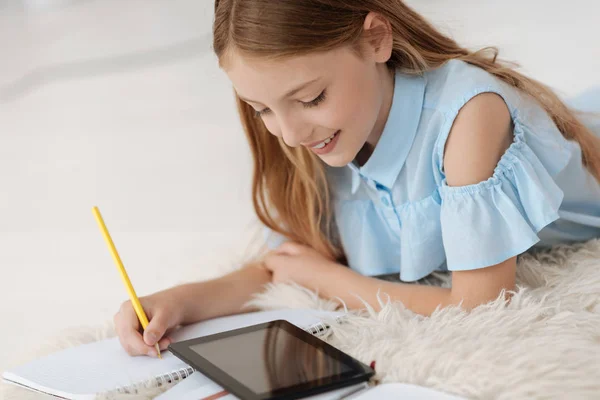 Närbild på smart tjej gör läxor hemma — Stockfoto