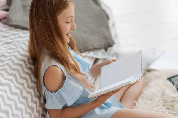 Allegro giovane donna guardando notebook nella sua stanza — Foto Stock