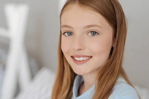 Portrét krásné šedé oči dívka — Stock fotografie