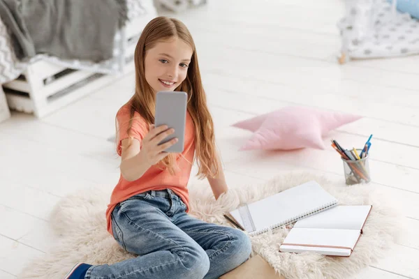 Mignonne écolière dans casual prise selfies — Photo