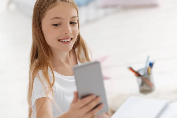 Chica encantadora sonriendo mientras toma selfies — Foto de Stock