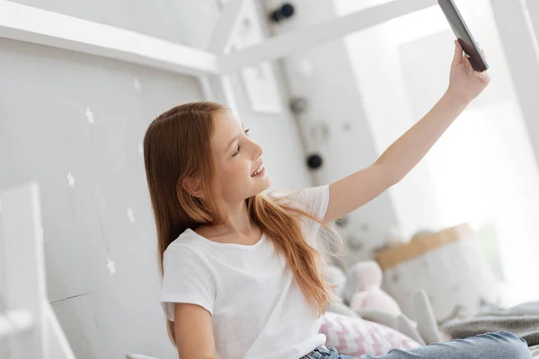 Criança tomando selfies em casa — Fotografia de Stock