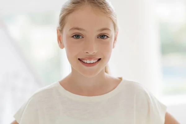 Πορτρέτο του χαρούμενο κορίτσι χαμογελά — Φωτογραφία Αρχείου