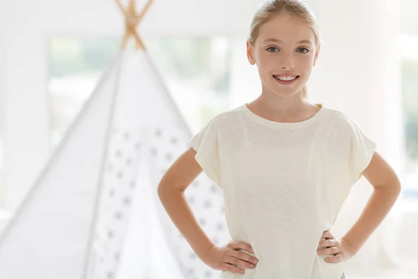 Bastante joven mujer en pose casual para la cámara — Foto de Stock