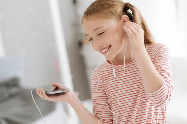 Jovem senhora desfrutando de música em fones de ouvido — Fotografia de Stock