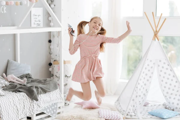 Emotionele kind om opgewonden terwijl u geniet van muziek — Stockfoto