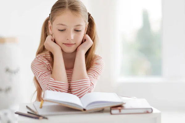 Slimme vrouwelijke leerling huiswerk — Stockfoto