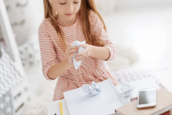 Primer plano del niño que lucha con la tarea — Foto de Stock