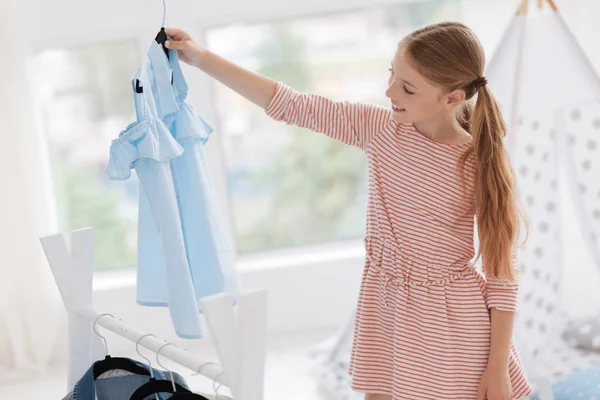 Sorrindo mulher jovem pensando sobre a roupa diária — Fotografia de Stock