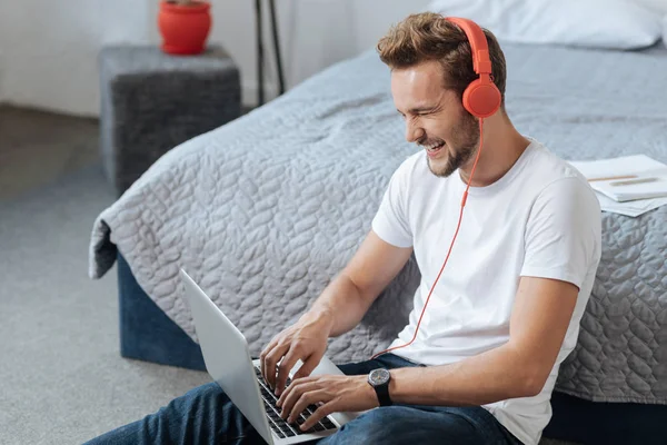 Gülümseyen oyuncu oyun süreci zevk