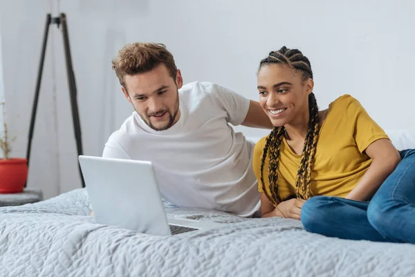 Par av glada ungdomar som tittar på video — Stockfoto