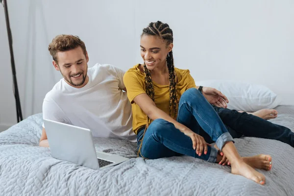 Encantadora joven internacional sentada cerca de su hombre — Foto de Stock