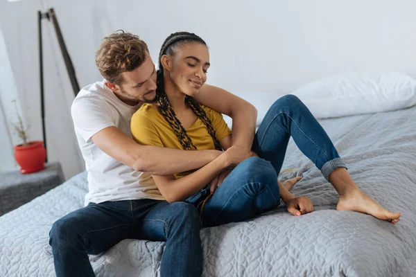 Casal bonito curtindo um ao outro — Fotografia de Stock