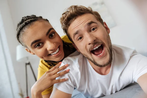 Позитивная счастливая пара, показывающая зубы — стоковое фото