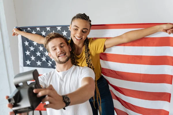 Blije mensen kijken naar camera — Stockfoto