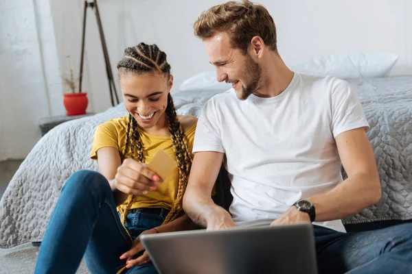 Gülümseyen insanlar onların hafta sonları zevk