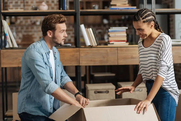 Çekici genç kadın eşi ile danışmanlık