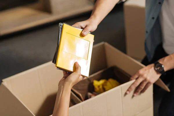 Acercamiento de manos masculinas que sostienen sus cuadernos — Foto de Stock