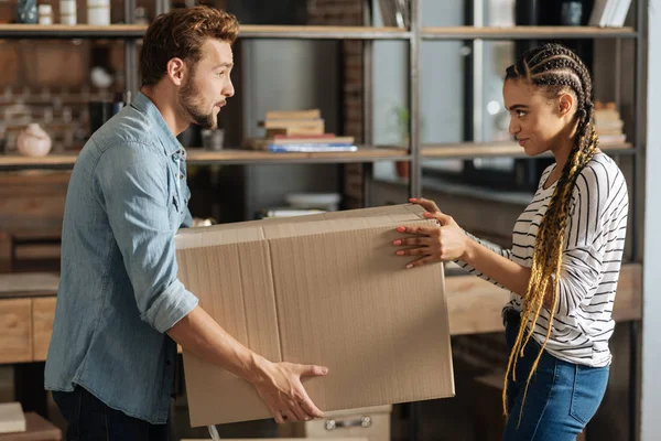 Gizemli uzun saçlı erkek erkek arkadaşı yardım