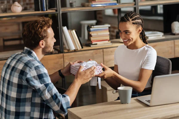 Mevcut alarak olumlu memnun yabancı kız