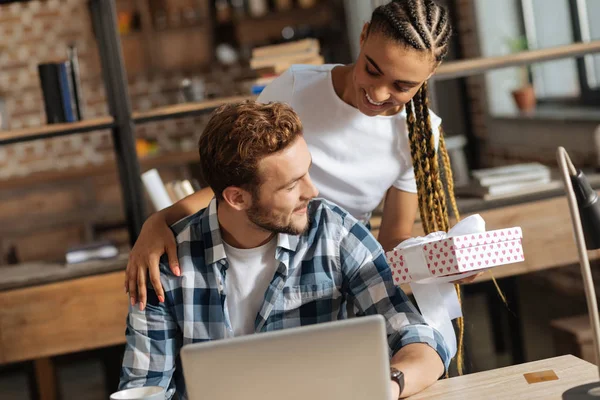 Gizemli yabancı erkek hediyesini gösteren