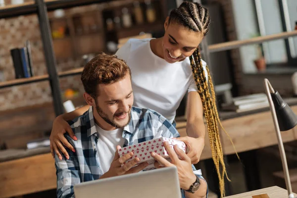 Joven sorprendido siendo complacido con el presente — Foto de Stock