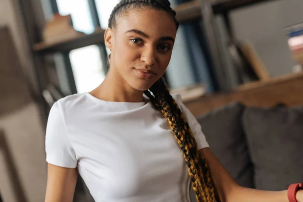 Retrato de mulato encantado fêmea que posando na câmera — Fotografia de Stock