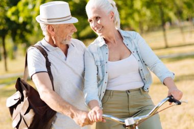 Sevimli sarışın kocasına gülümseyen