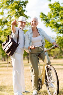 Mutlu adam ilginç yer işaret