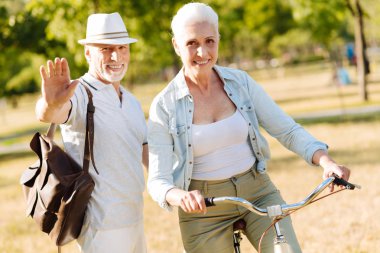 Olumlu mutlu çift doğa üzerinde boş zaman harcama