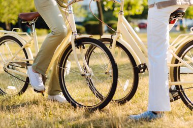 O ayakta birbirine yakın jantlar yakın çekim