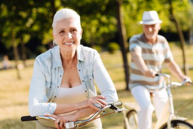 Kameraya poz olumlu çekici sarışın