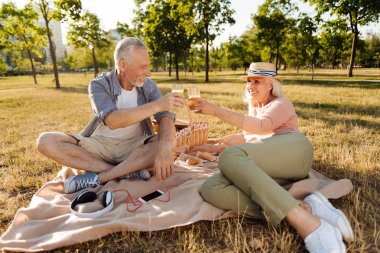 Pozitif çift olgun insan o dokunaklı gözlük memnun.