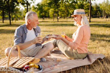 Temiz hava öğle yemeği zevk çekici şık kadın