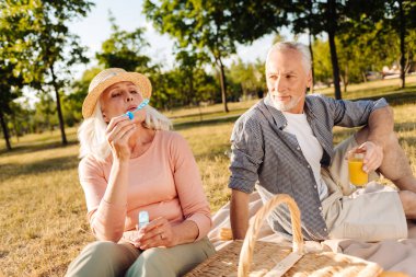 Mutlu adam karısı bakarken pozitif ifade