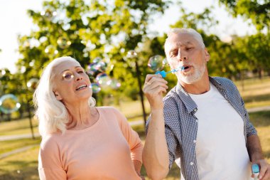 Kabarcıklar üfleme rahat olgun adam