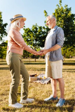 Onu adam için gülümseyen güzel kadın kişi