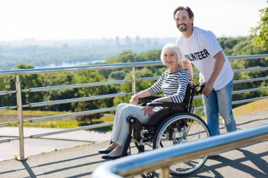 Pozitif Yardımcısı ve yaşlı bayan güzel yürüyüş zevk