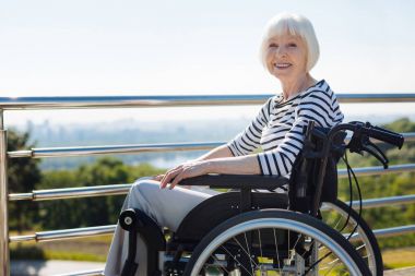 Gün açık havada zevk olumlu dinamik Bayan