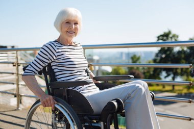 Canlı kadın sandalye wheeling ilham verici