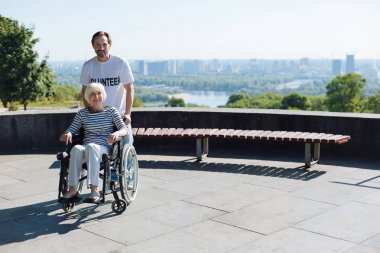 Neşeli iyi insanlar için yeni maceralar başlık
