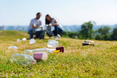 Akıllı vatandaşları çim plastik temizlik adanmış