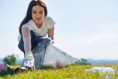 Yerel Eko taklit destekleyen motive canlı kadın