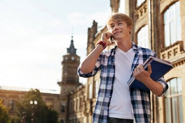 Akıllı meraklı adam telefon görüşmesi